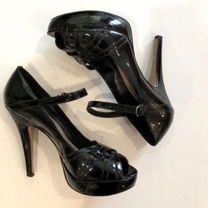 Strappy peep toe pump